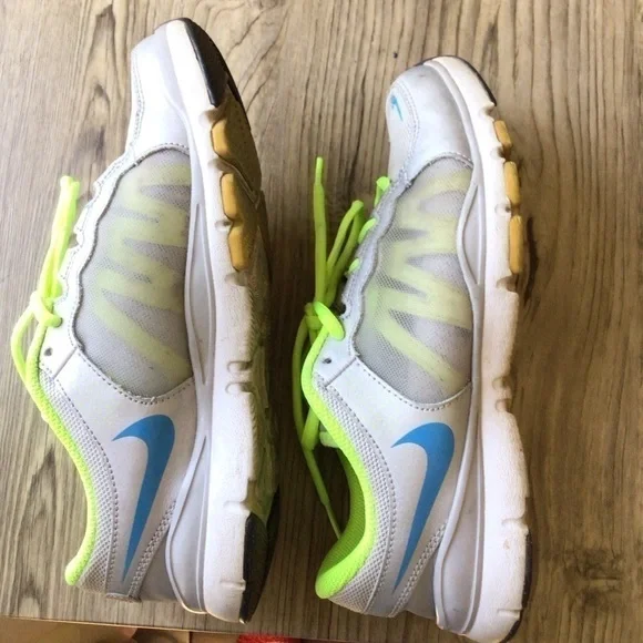 NIKE Athletic Running Shoes - Picture 6 of 12